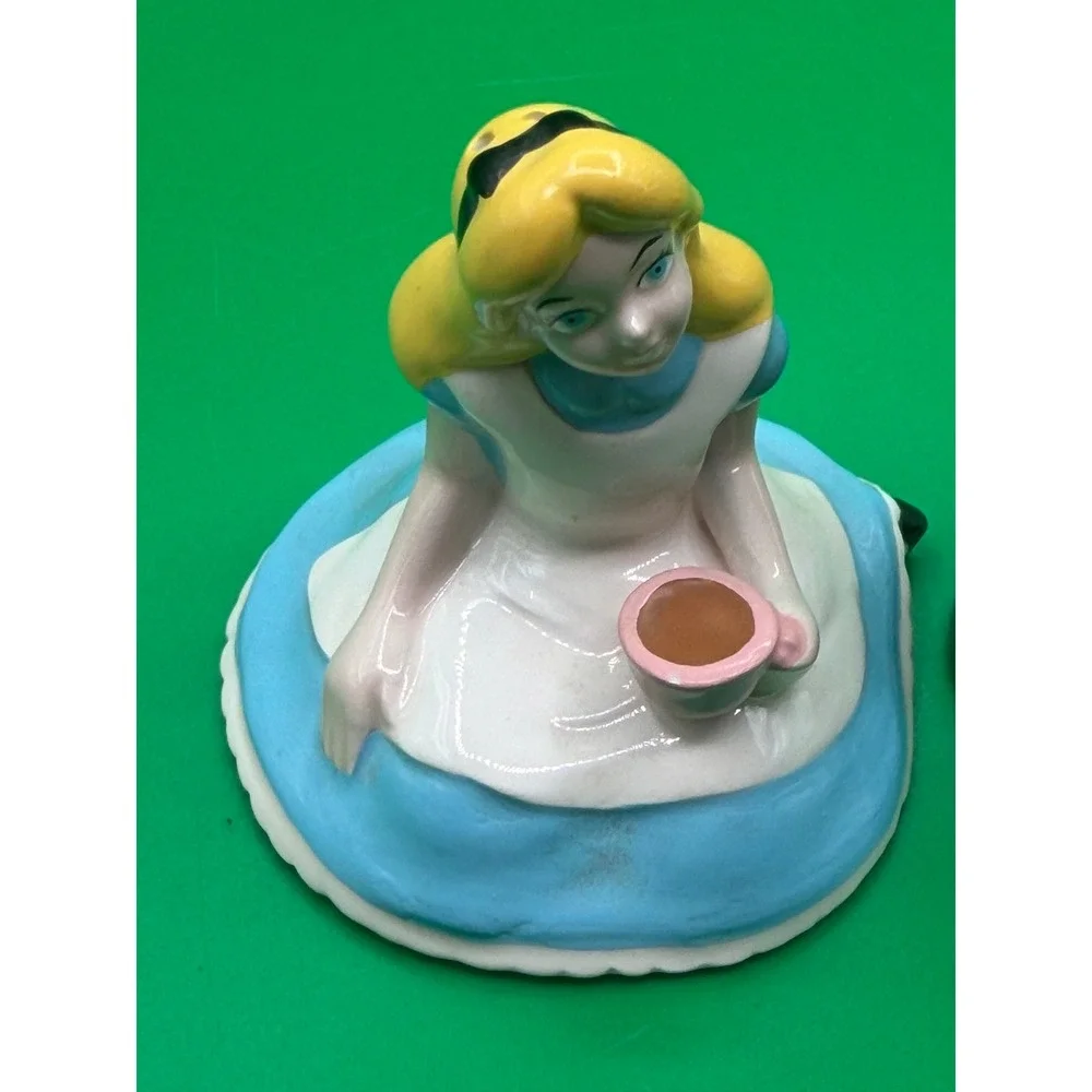 NE Disney Alice in Wonderland Mad Hatter Salt and Pepper Shakers Set VTG